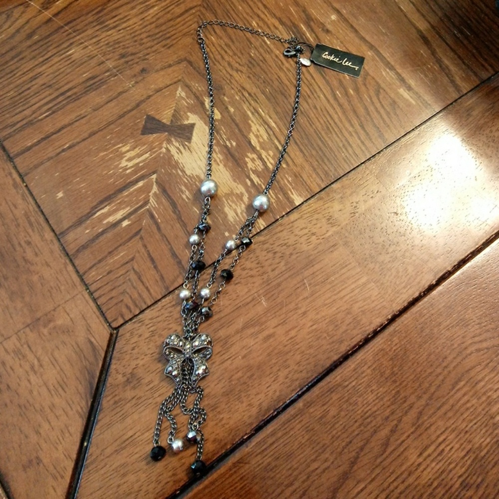 Bow necklace